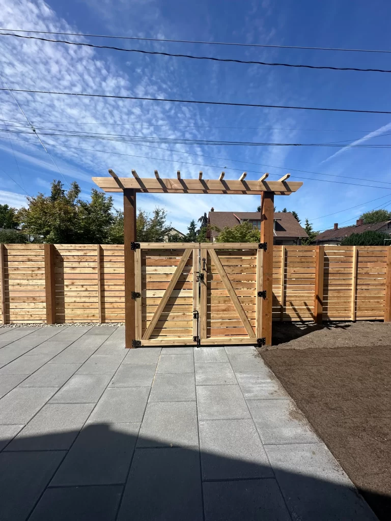 Horizontal double gate with trellis