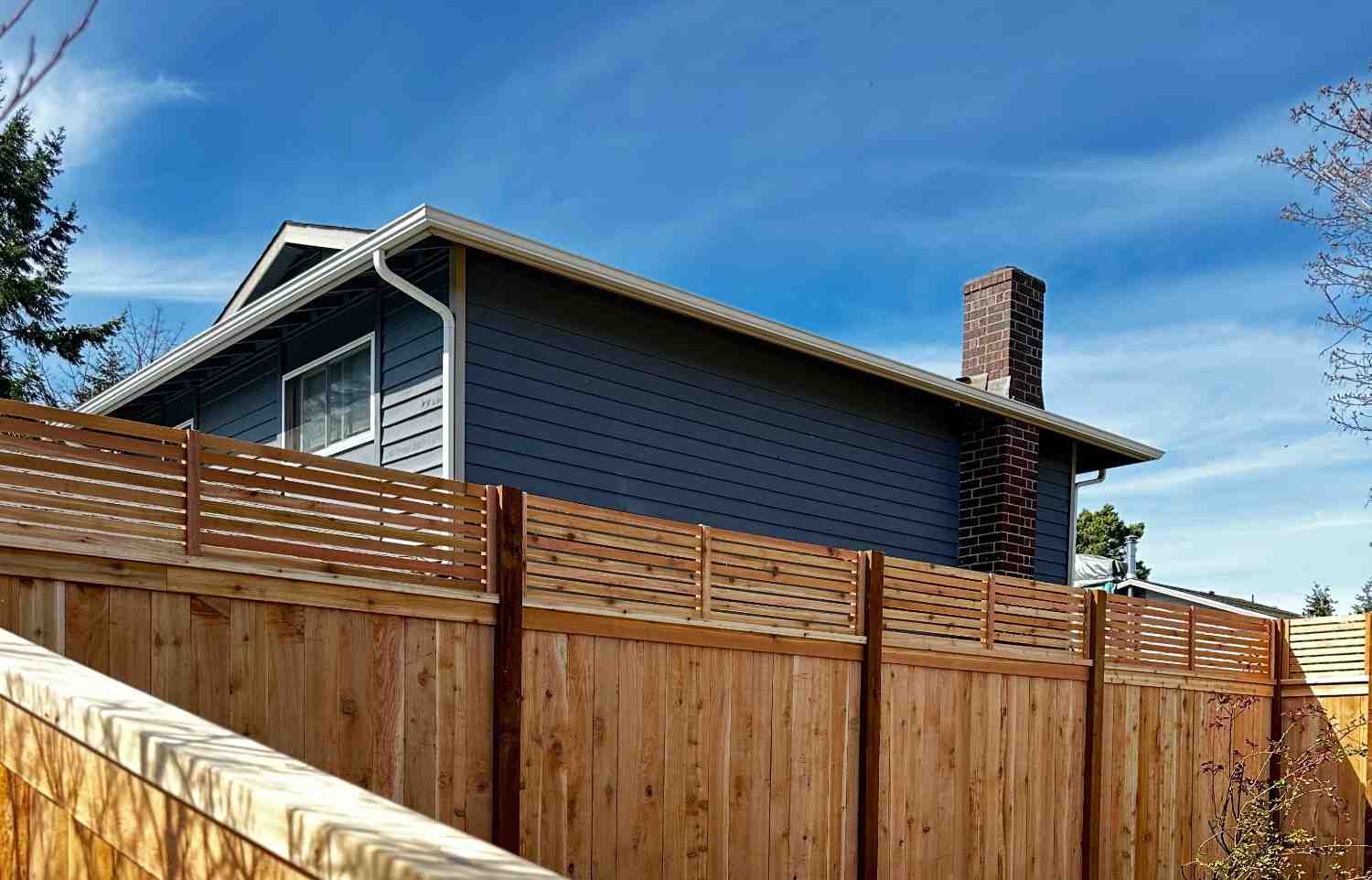 licensed fence contractor installed horizontal cedar fence with lattice panels Seattle backyard