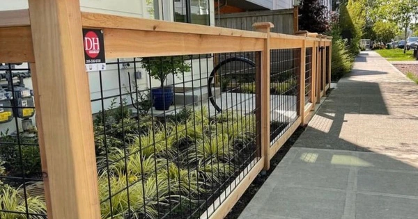 hogwire fence installation on a Medina home