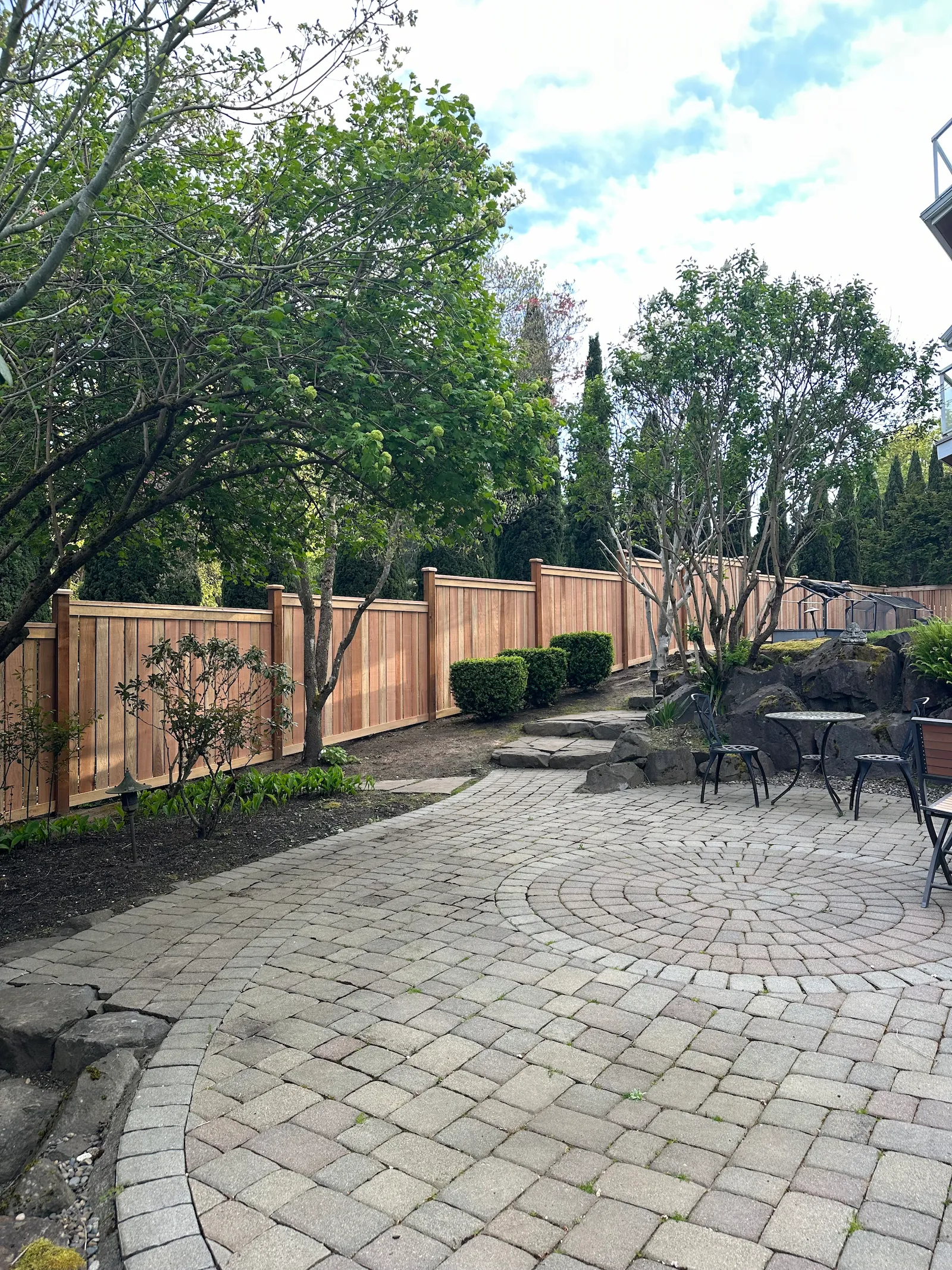 Stepped top cedar fence